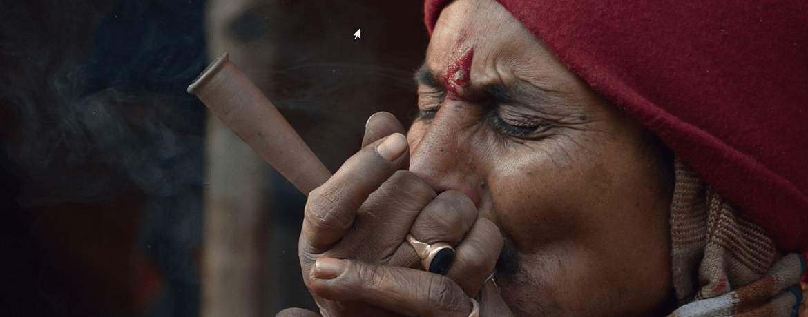 homme indien fumant du cannabis